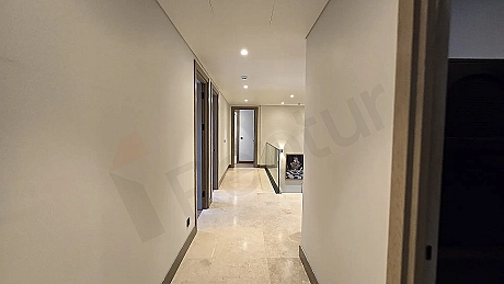 Modern tasarımlı, geniş ve aydınlık lüks villa koridoru.