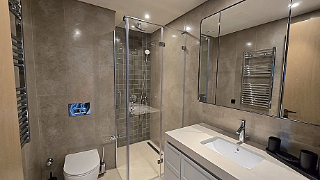 Bodrum'daki lüks villanın modern ve geniş tasarımlı banyo alanı.
