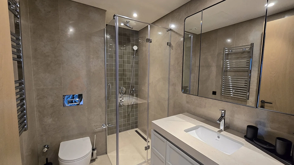 Bodrum'daki lüks villanın modern ve geniş tasarımlı banyo alanı.