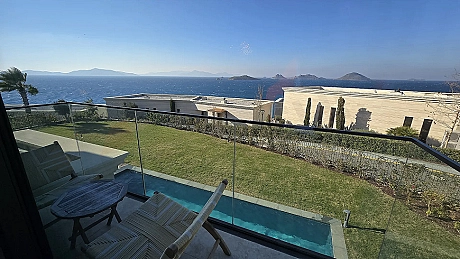 Bodrum'da yer alan lüks villanın geniş ve modern tasarımlı balkon alanı.