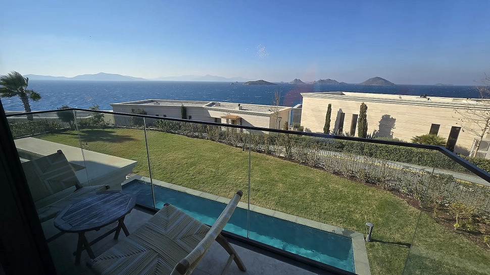 Bodrum'da yer alan lüks villanın geniş ve modern tasarımlı balkon alanı.