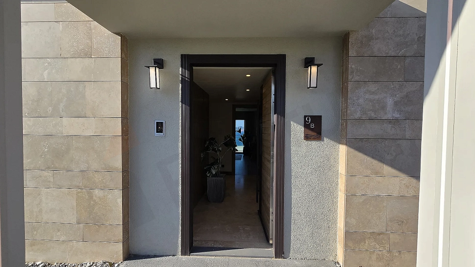 Modern tasarımlı villa dairesinin şık giriş kapısı ve antre alanı.