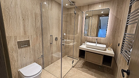Modern tasarımlı, ferah ve aydınlık bir villa banyosu.