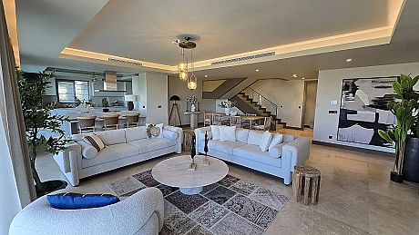 Bodrum'da denize sıfır lüks villanın geniş pencereli ve ferah modern oturma odası alanı.