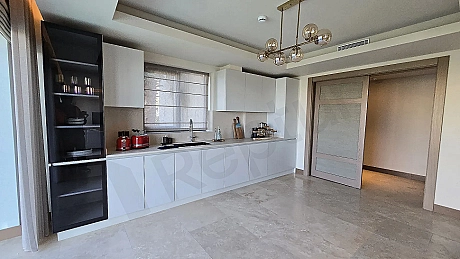 Bodrum'da lüks bir villanın modern ve geniş tasarımlı mutfak alanı.