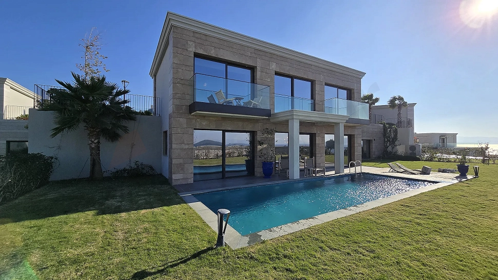 Bodrum'da denize sıfır konumda yer alan lüks villanın modern mimari dış cephe görünümü.