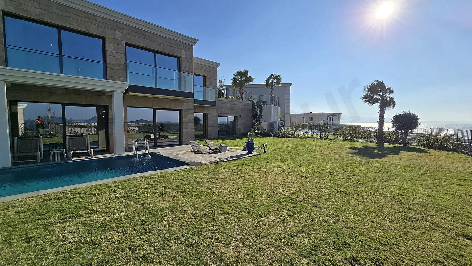 Bodrum'da denize sıfır konumda yer alan lüks villanın geniş ve yeşil peyzajlı bahçesi.