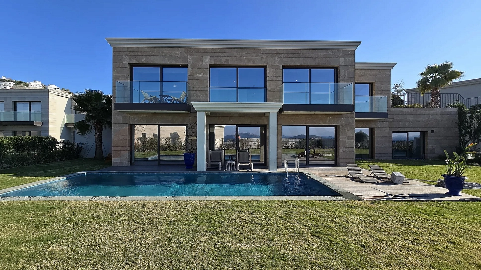 Bodrum'da bir villanın geniş ve peyzajlı bahçesi.