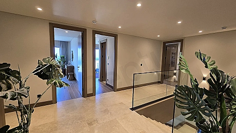 Modern mimariye sahip, geniş ve aydınlık bir villa koridoru