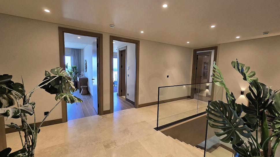 Modern mimariye sahip, geniş ve aydınlık bir villa koridoru