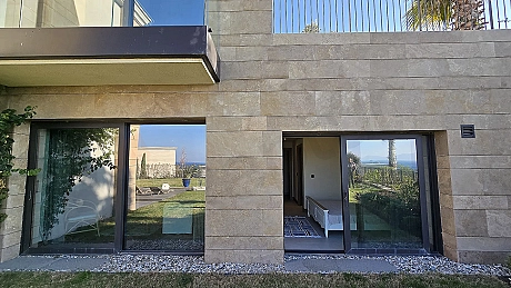 Bodrum'da denize sıfır konumda yer alan lüks ve modern mimarili villanın dış cephe görünümü.