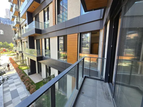 Şişli'de modern bir rezidans dairesinin şehir manzaralı geniş balkonu