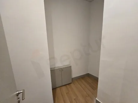 Modern ve geniş bir apartman dairesi deposu alanı.
