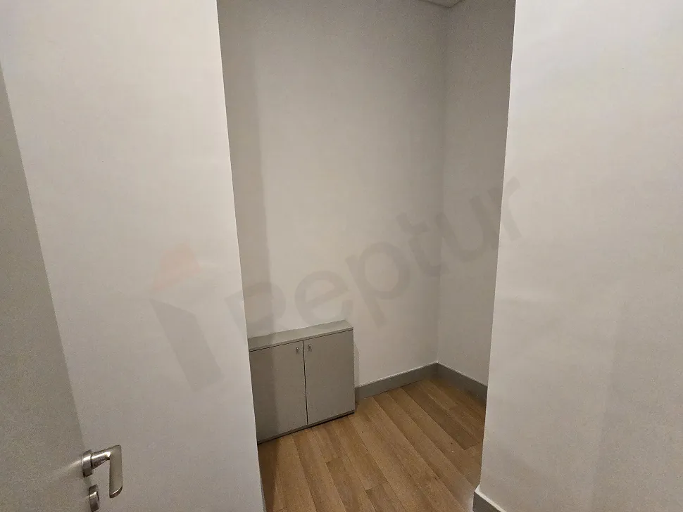 Modern ve geniş bir apartman dairesi deposu alanı.