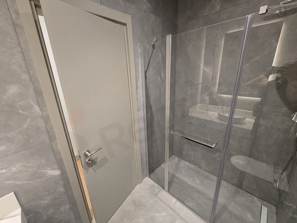 Modern ve lüks detaylarla tasarlanmış, şık seramik ve vitrifiye ürünlerine sahip banyo görseli.