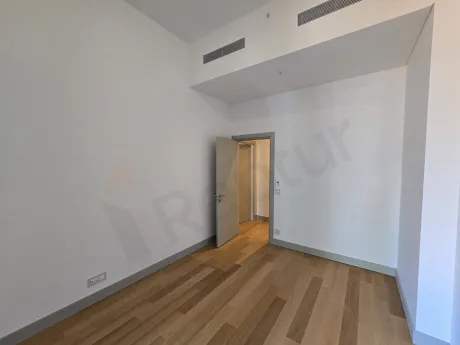 Modern bir rezidans projesinde yer alan ferah ve aydınlık bir yatak odası görünümü.