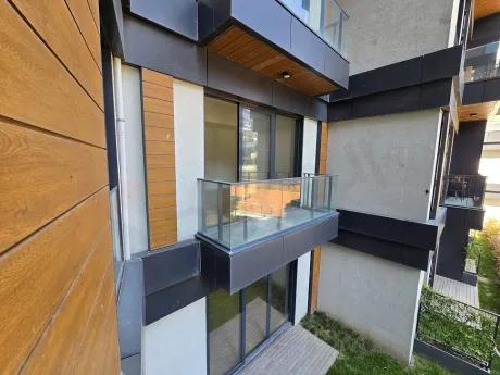 Şişli'de modern binalar ve geniş ufuk çizgisi ile panoramik İstanbul şehir manzarası.