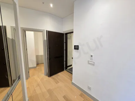 Şişli'de modern bir rezidans dairesinin giriş kapısı ve antre alanı.