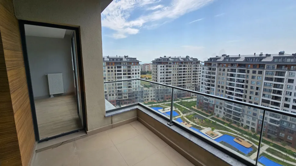 İstanbul Beylikdüzü'nde yer alan bir dubleks dairenin şehir manzaralı geniş ve ferah balkon alanı.