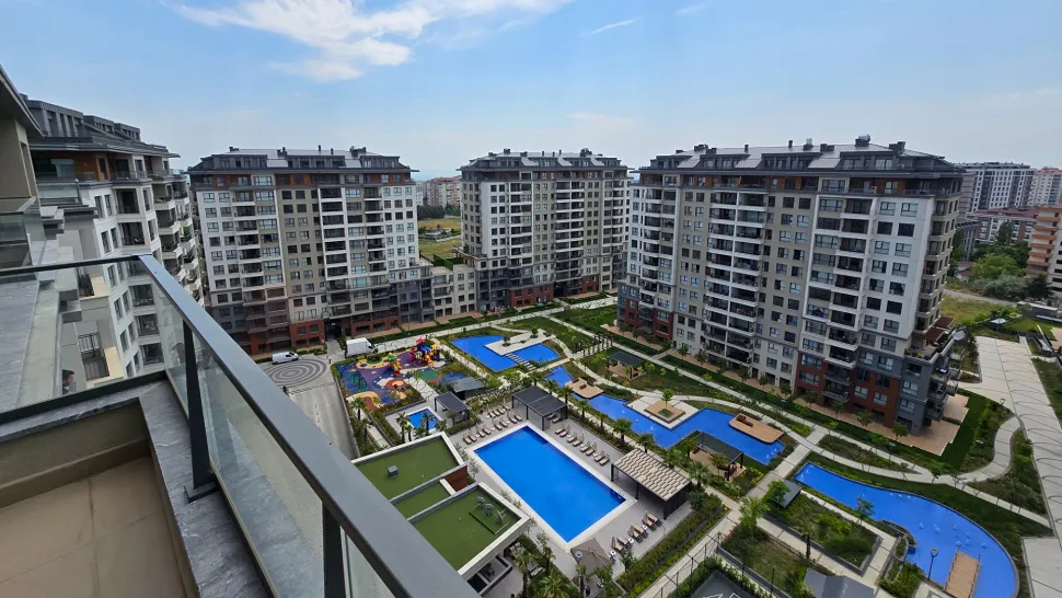 Beylikdüzü'nde yüksek bir kattan görünen panoramik şehir manzarası ve yerleşim alanları.