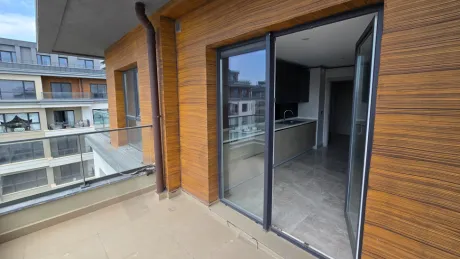 Şehir manzaralı geniş ve modern balkon alanı.