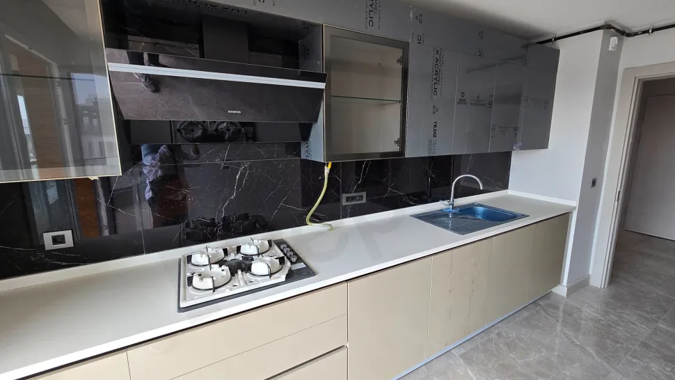 Modern tasarımlı, geniş ve kullanışlı mutfak alanı.