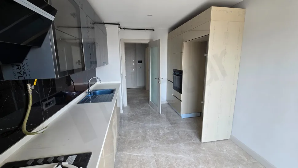 İstanbul Beylikdüzü'nde yer alan 4+1 dubleks dairenin modern ve geniş mutfak tasarımı.