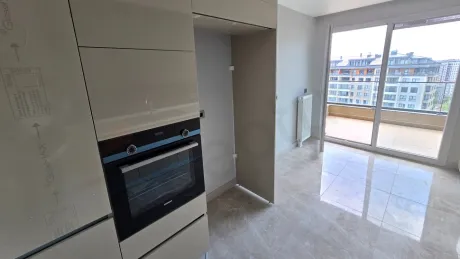 Modern tasarımlı, geniş ve aydınlık mutfak alanı