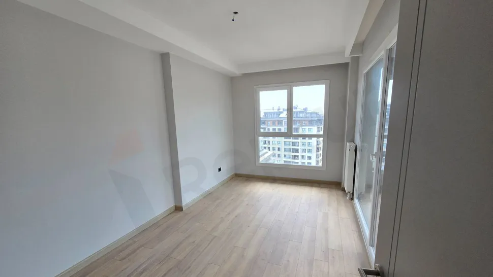 Modern ve ferah bir yatak odasının genel görünümü.