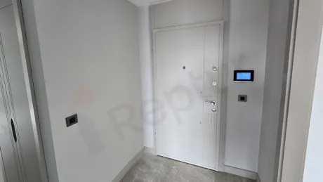 İstanbul Beylikdüzü'nde lüks bir dubleks dairenin modern ve geniş giriş kapısı ile antre alanı.