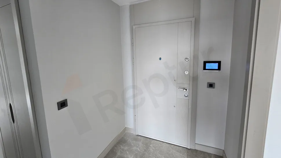 İstanbul Beylikdüzü'nde lüks bir dubleks dairenin modern ve geniş giriş kapısı ile antre alanı.