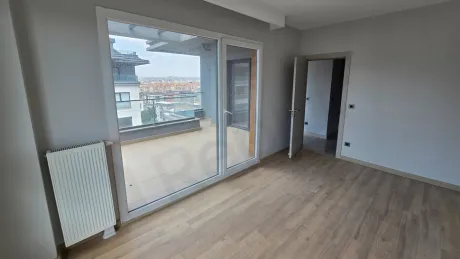 Beylikdüzü'nde satılık 4+1 dubleks dairenin geniş ve aydınlık yatak odası görseli.