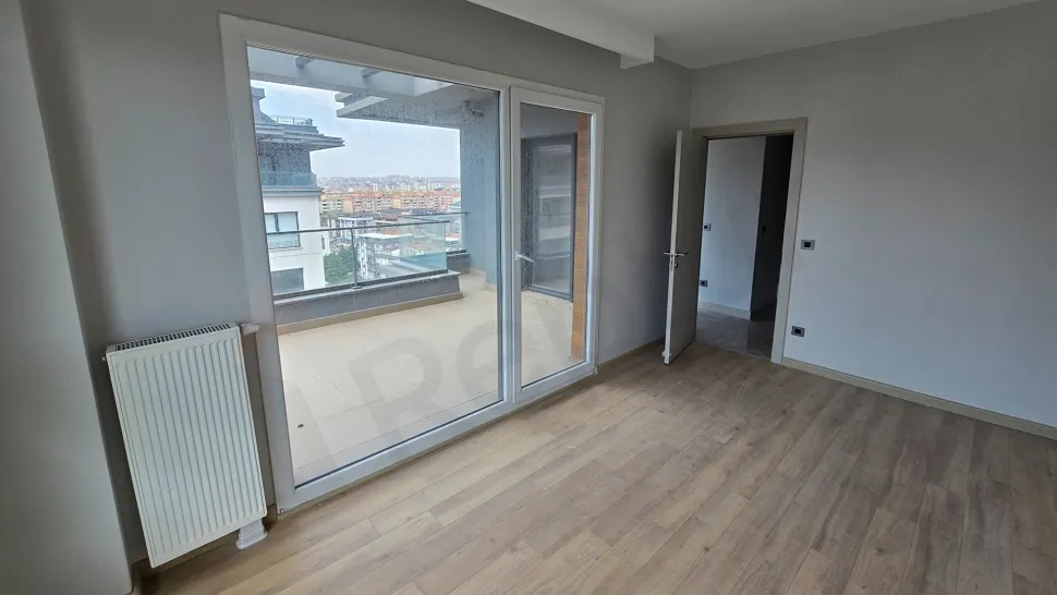 Beylikdüzü'nde satılık 4+1 dubleks dairenin geniş ve aydınlık yatak odası görseli.