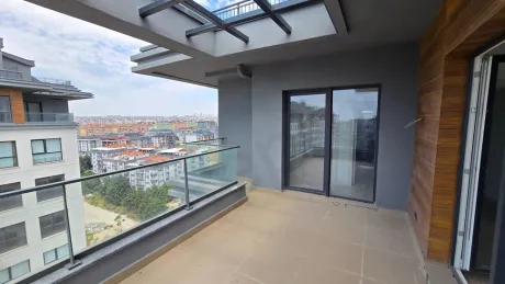 Geniş ve ferah, şehir manzaralı modern dubleks daire terası