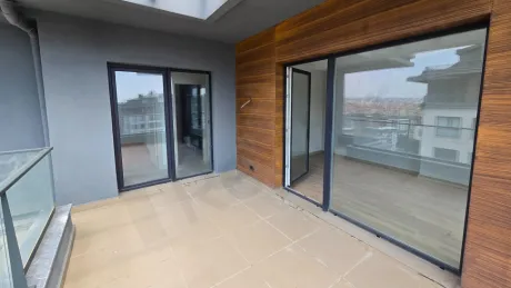 Şehir manzarasına bakan geniş ve açık modern teras alanı.
