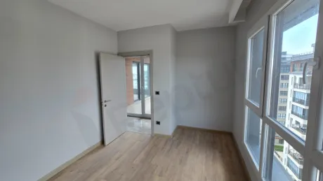 İstanbul Beylikdüzü'nde modern tasarımlı, geniş ve aydınlık bir yatak odası görünümü.