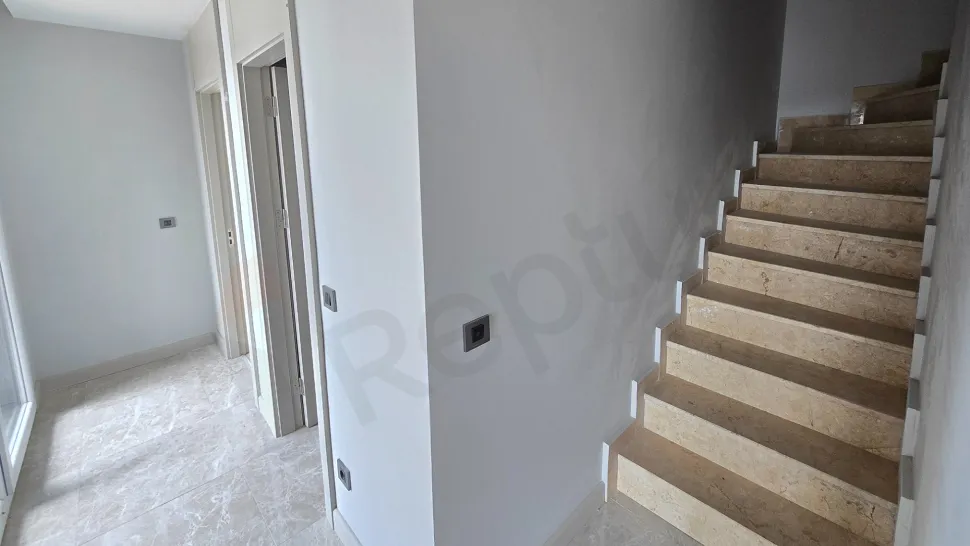 Dubleks daire içerisindeki modern tasarımlı iç merdiven.