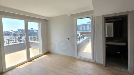 Modern, aydınlık ve geniş pencereli bir yatak odası tasarımı.
