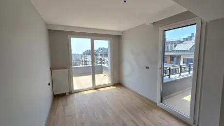 İstanbul Beylikdüzü'nde yer alan premium dubleks dairenin geniş ve modern tasarımlı yatak odası görseli.