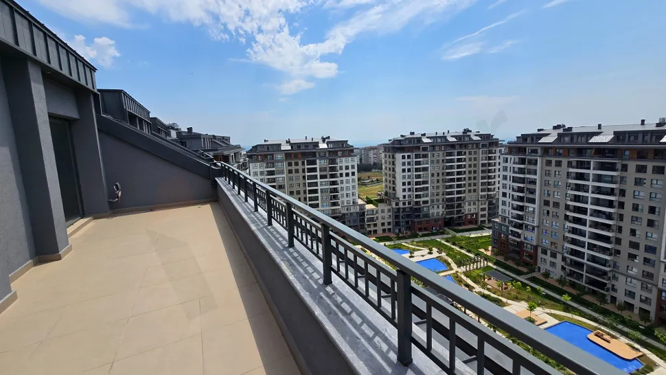 Beylikdüzü'nde yer alan, şehir manzaralı geniş ve modern bir dubleks daire terası.