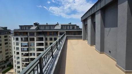 Beylikdüzü'nde şehir manzarasına sahip modern ve geniş bir teras alanı.