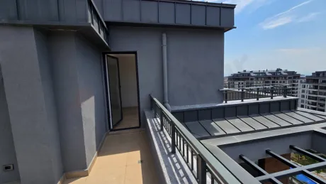 Şehir manzaralı, geniş ve modern bir teras alanı.