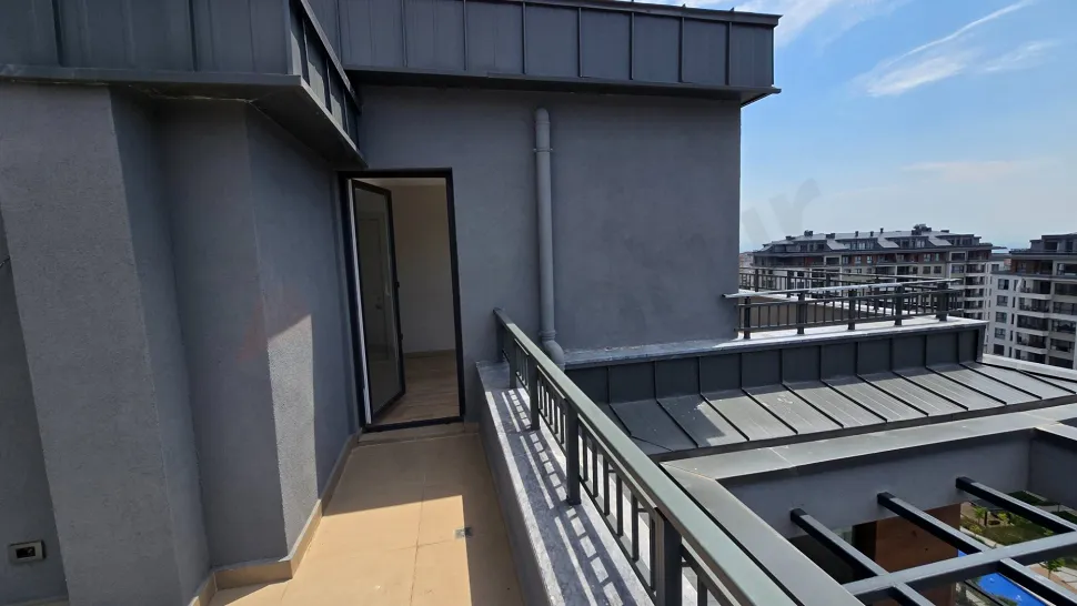 Şehir manzaralı, geniş ve modern bir teras alanı.