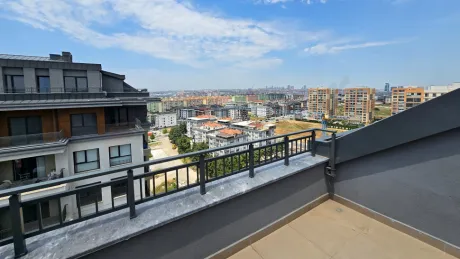 İstanbul Beylikdüzü'nde yer alan bir dubleks dairenin geniş ve şehir manzaralı terası.