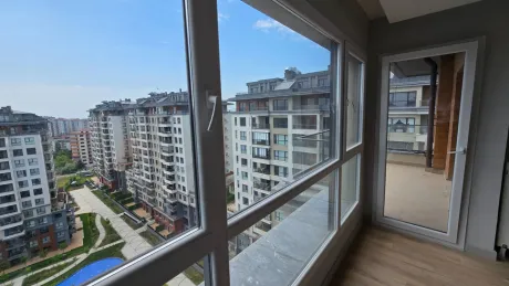 Beylikdüzü'nde yerleşim alanlarını ve binaları kapsayan geniş açılı panoramik şehir manzarası.