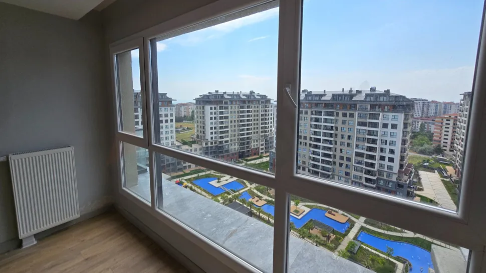 Beylikdüzü'nde lüks bir konut projesinden çekilmiş panoramik şehir manzarası.