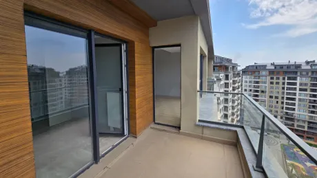 Beylikdüzü'nde yer alan bir dubleks dairenin şehir manzarasına açılan geniş balkon alanı.
