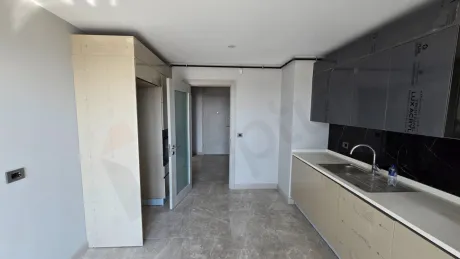Modern tasarımlı, geniş tezgahlı ve dolaplı mutfak alanı.