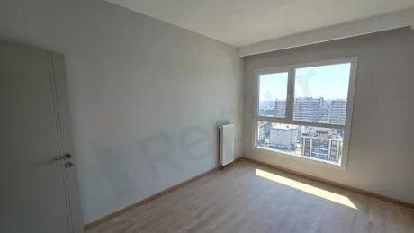 İstanbul Beylikdüzü'nde lüks bir dubleks dairenin geniş, gün ışığı alan ve modern mimariye sahip boş yatak odası.