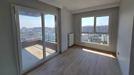 İstanbul Beylikdüzü'nde satılık 5+1 dubleks dairenin geniş, modern mimariye ve şehir manzarasına sahip yatak odası.